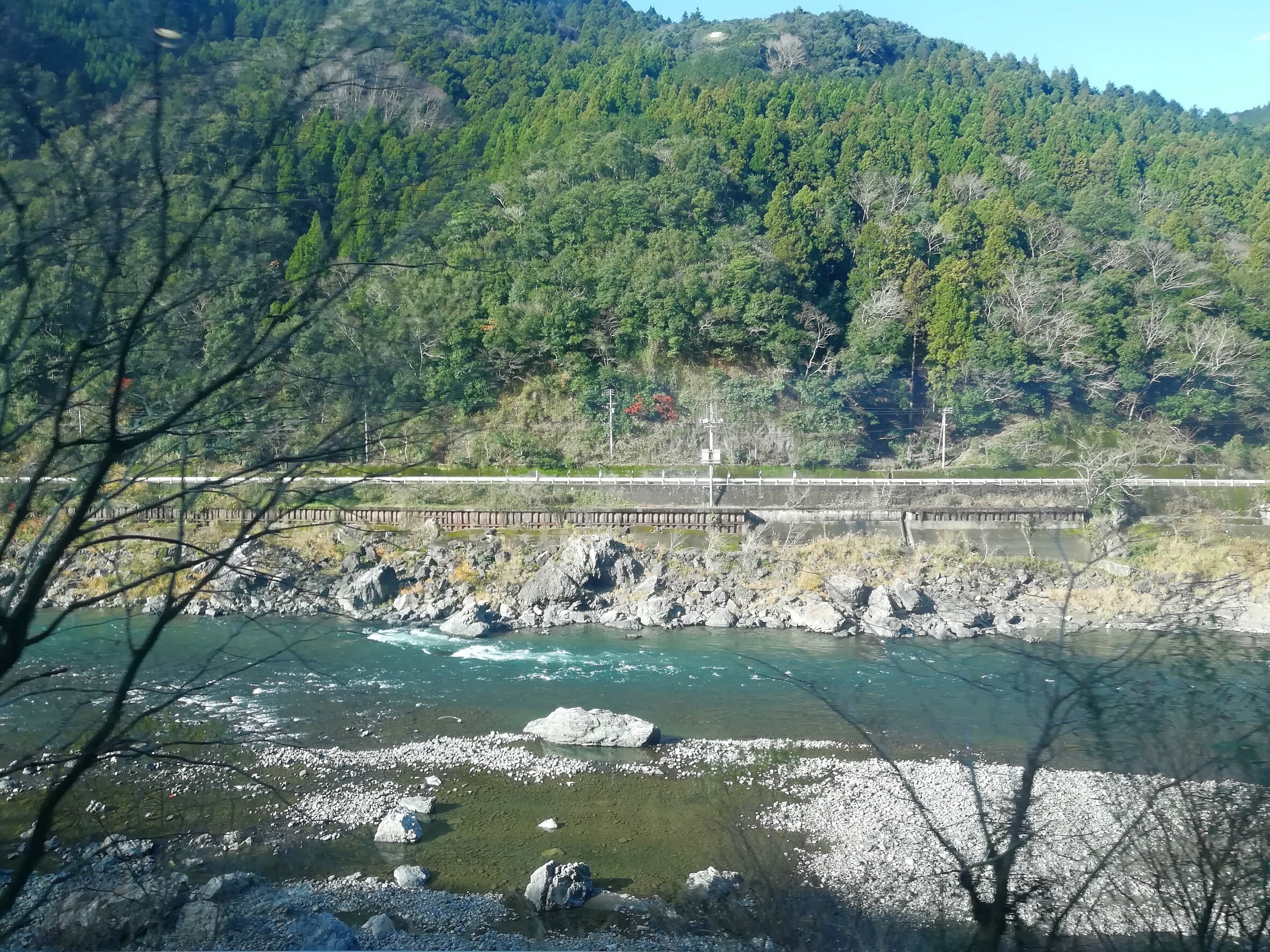 電車の窓から見える球磨川