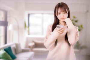 予約サイトに悩む女性