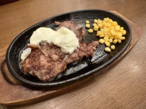 Jr 真嘉比店のガーリックバターステーキ1,680円。なんと追加料金無しでサラダ・ライス・スープ食べ放題が付いてくる。